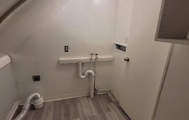 2 beds, 1 bath, $900, Unit Up