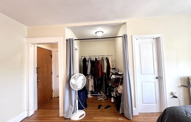 Studio, 1 bath, 450 sqft, $2,000, Unit 33