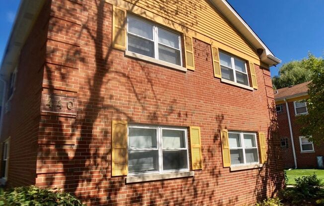 2 beds, 1 bath, $1,525, Unit 440-12