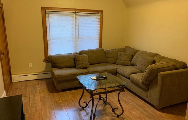 2 beds, 1 bath, 982 sqft, $1,100