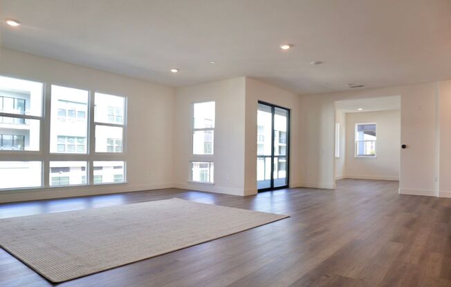 State of the Art Condo located in Fremont! – Metro West Community!