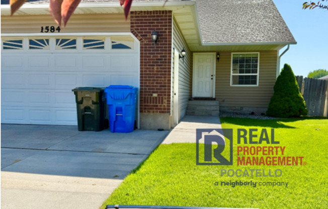 5 Bedroom 3.5 Bath Duplex - 2 car garage