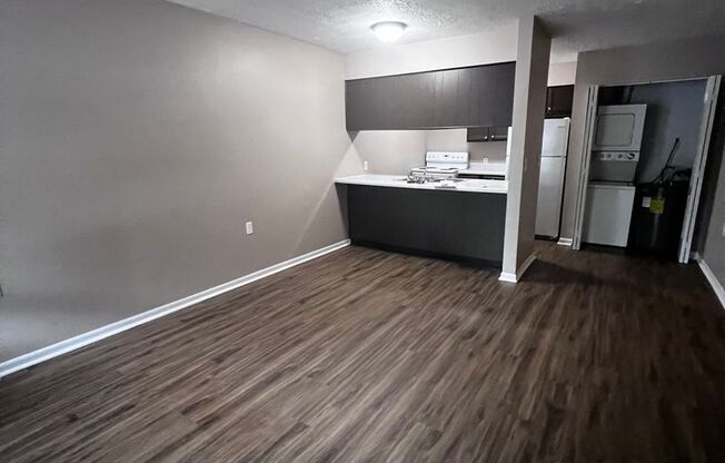2 beds, 1 bath, 870 sqft, $925, Unit 350 A01