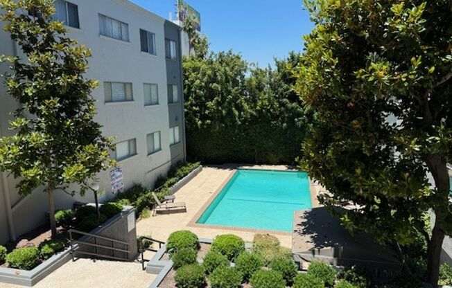 2 beds, 2 baths, $2,825, Unit 212