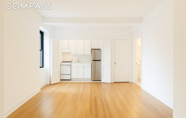 300 W 23 ST