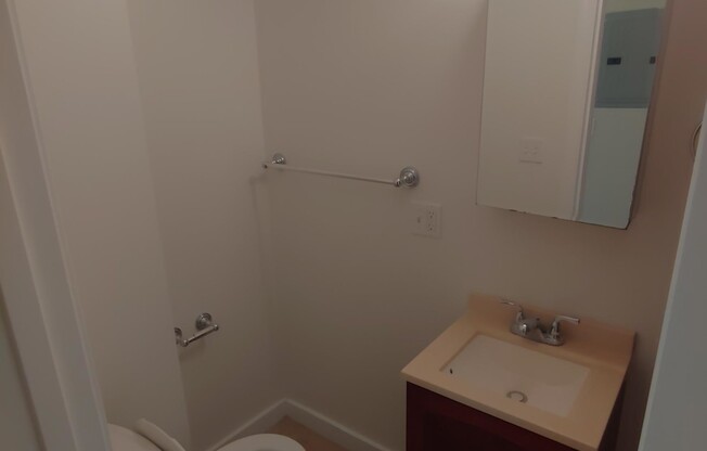 2 beds, 1 bath, $3,400, Unit 14