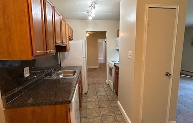 2 beds, 1.5 baths, 934 sqft, $1,550, Unit M04