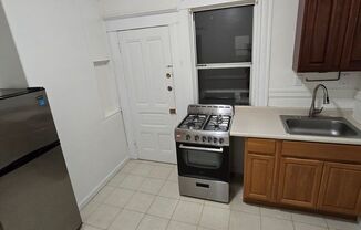 2 beds, 1 bath, $2,900, Unit 12