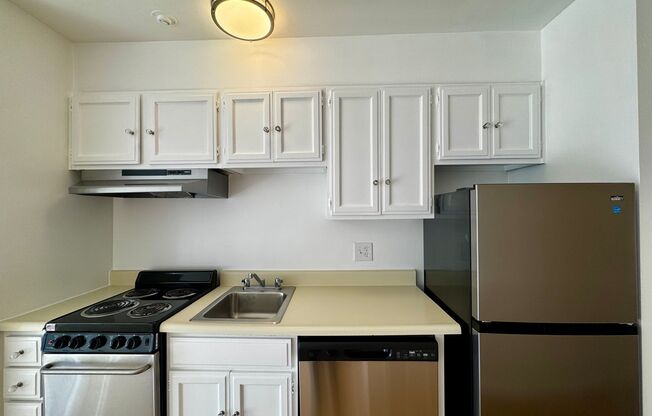 Pacific Heights: Sunny Studio Located One Block from Fillmore w/ Dining Area, Laundry Onsite & Optional Parking