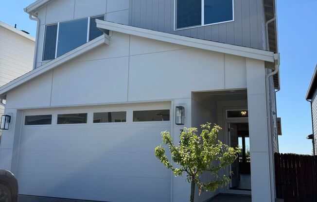 Beautiful Ridgefield Home with Modern Finishes, Spacious Layout, Attached Garage, and Convenient Access to Shopping, Parks & I-5