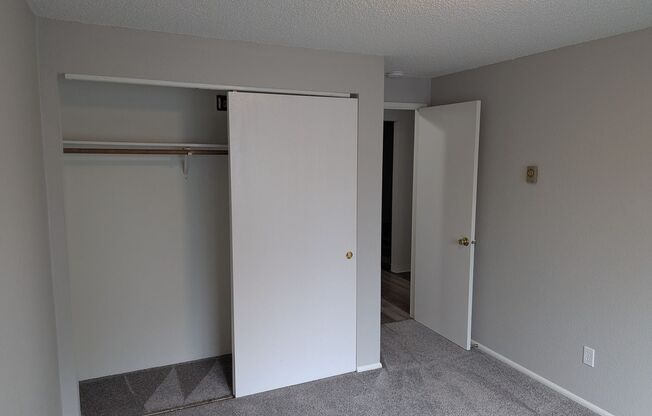 2 beds, 1 bath, 889 sqft, $1,250, Unit 35