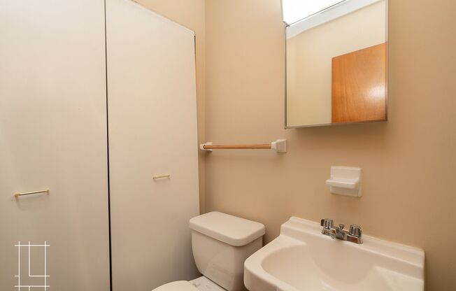 2 beds, 1.5 baths, $1,350, Unit 791 E Thurber Dr Apt. G