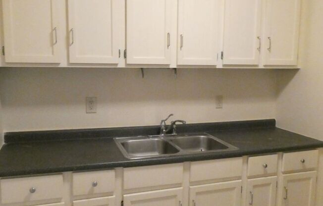 1 bed, 1 bath, $590, Unit Apt. 4