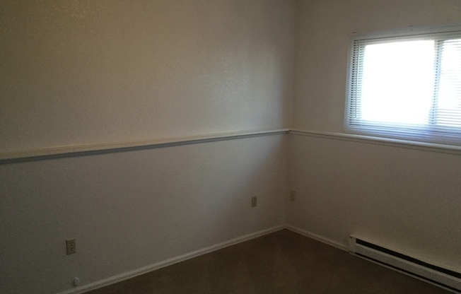 2 beds, 1 bath, $950, Unit A