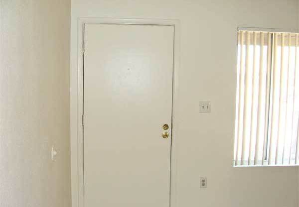 GREAT TEMPE LOCATION - 3 BED 2 BATH NOW AVAILABLE FOR QUICK MOVE IN