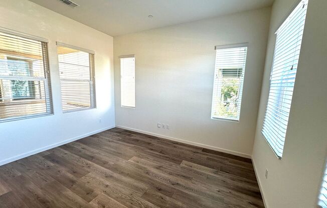 Natomas 3 Bedroom Home with a loft for rent!