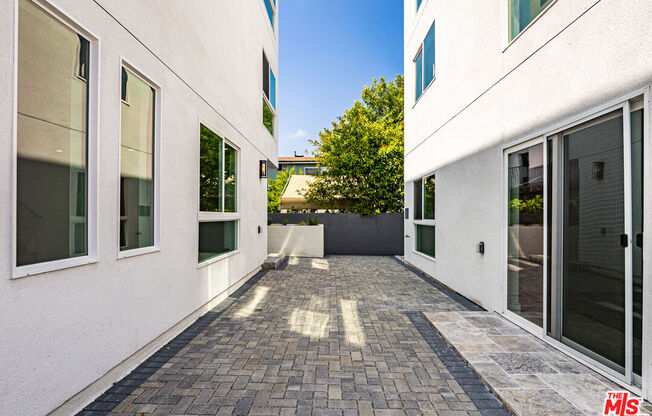 2057 1/2 S GARTH AVE