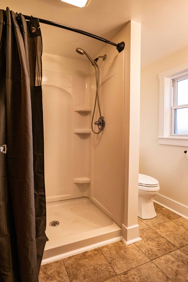 SCORE 50% OFF 1ST MONTH'S RENT IF SIGNED BY DEC 19! Gorgeous 3 bedroom home in Carnegie available now!