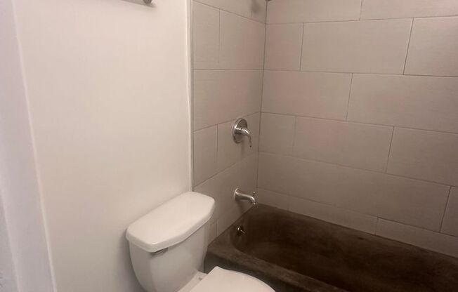 Charming 1 Bed in Historic Lafayette Building – Prime Downtown Long Beach!
