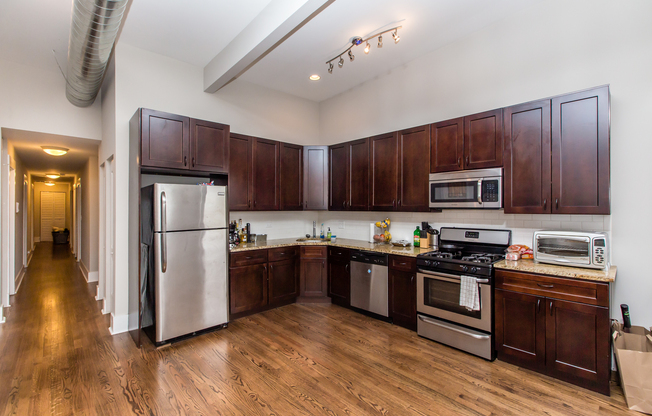 GINORMOUS TOP FLOOR Condo Quality 4BED/2BATH in Logan Square! Central Air! In-Unit Laundry!