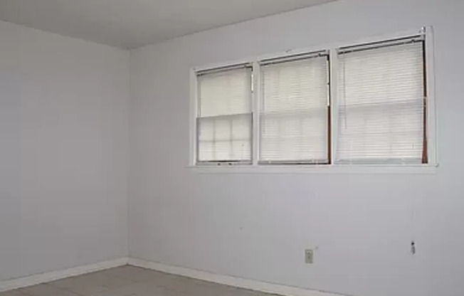 1 bed, 1 bath, $650, Unit Apt 05