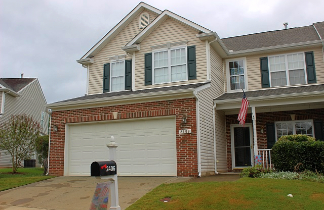 Fenced yard 4 bedroom townhouse in North Raleigh!