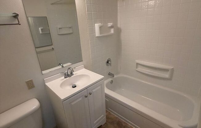 2 beds, 1 bath, $1,450, Unit 19