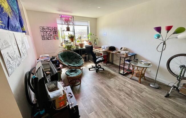 2 beds, 1 bath, $1,295, Unit 302
