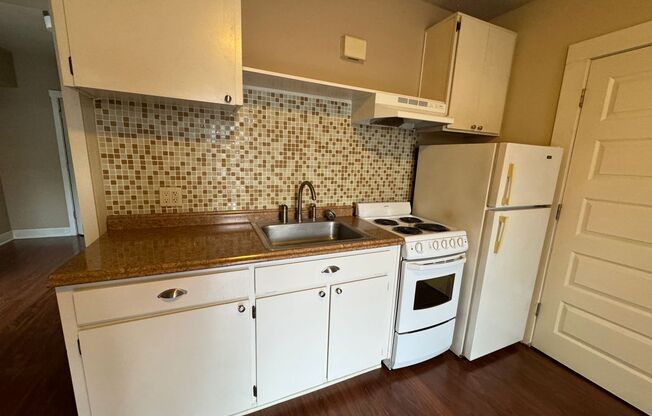 2154 NW Everett Street Unit A ~ Bright & Cozy Unit!