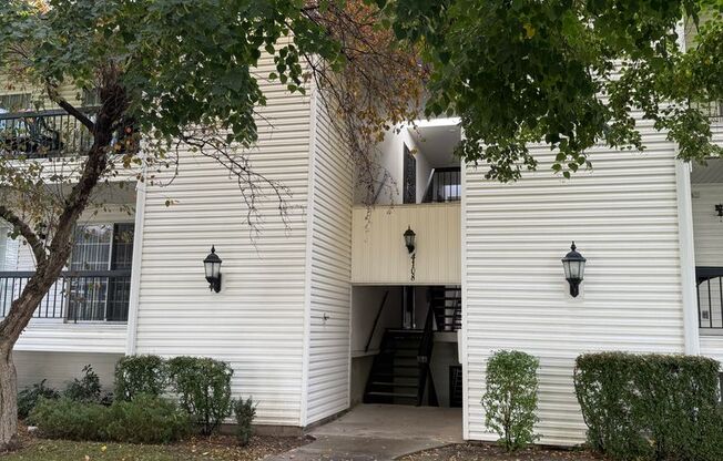 Great 2-Bedroom Condo, Amazing Location!!