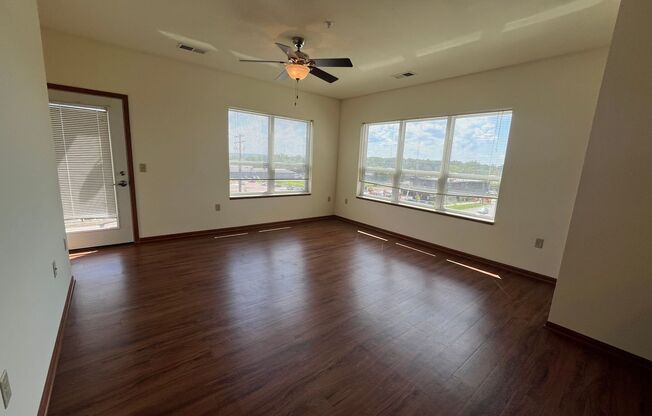 2 beds, 1 bath, 880 sqft, $1,550, Unit 321