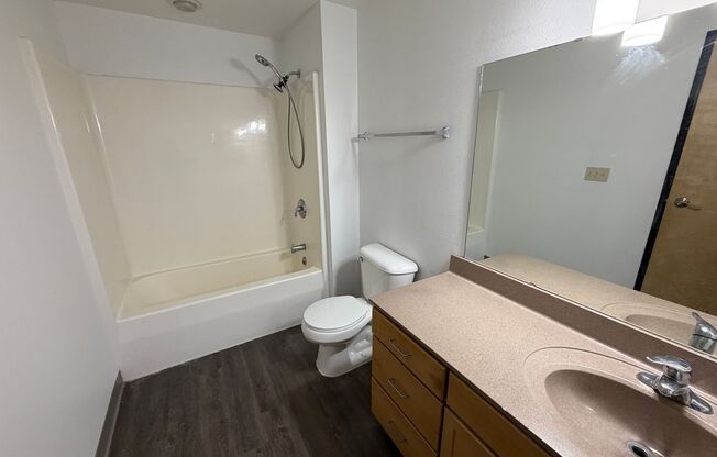 2 beds, 1 bath, 990 sqft, $1,900, Unit 601