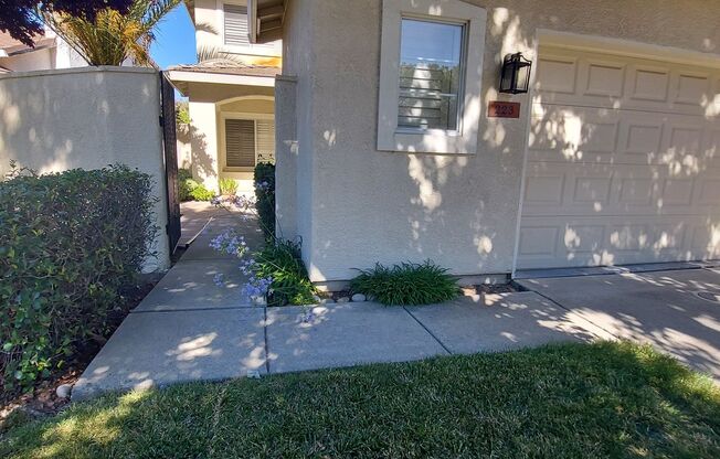 East Roseville, Quiet, Peacful Setting, Beautiful Courtyard entrance 3 Bedroom 2.5 Bathroom, Loft Low Maintenance rear Yard