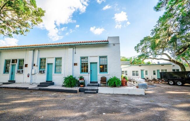 Charming & Historic Jungle Prada Flats in St Pete
