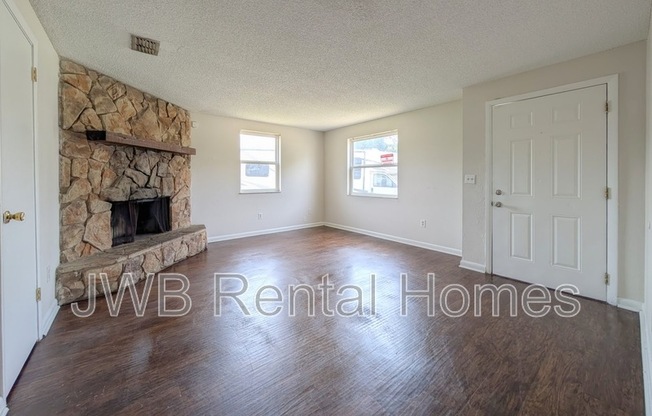 5202 LA VENTURA CT E