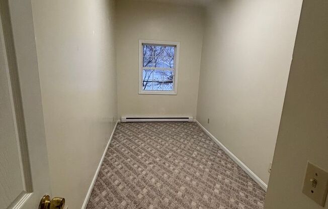 2 beds, 1 bath, $750, Unit B