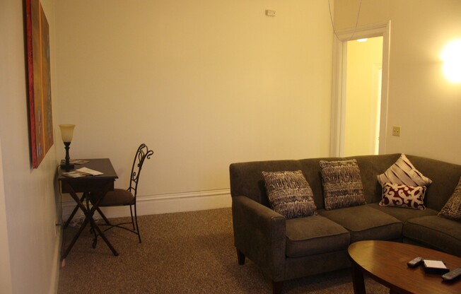 2 beds, 1 bath, $1,900, Unit Apt 4