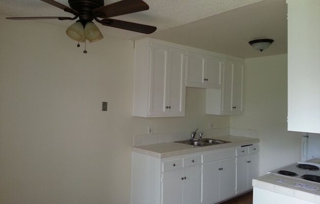 2 beds, 1 bath, 875 sqft, $2,200, Unit B04