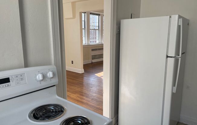 1 bed, 1 bath, 962 sqft, $1,525, Unit New King Edward  805