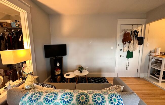 Studio, 1 bath, 300 sqft, $1,425, Unit Unit 605