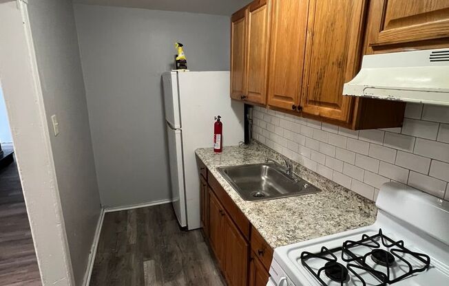 2 beds, 1 bath, $1,300