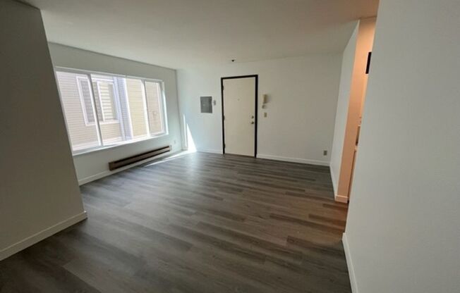 9227 Interlake - 1 bed/1bath - North Seattle - Plank floors and W/D