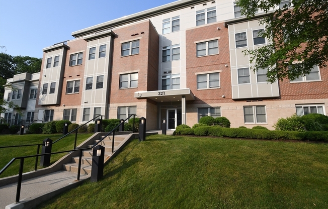 321 Hammond Pond Pkwy