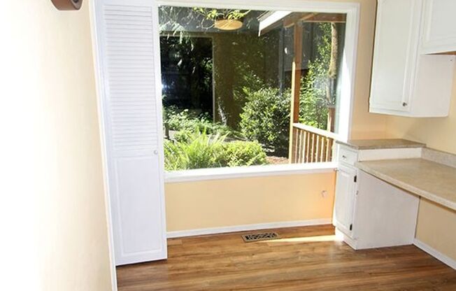 SPACIOUS, PRIVATE, 3 BED BOTHELL HOME FOR RENT W EASY COMMUTE & BIG LOT!