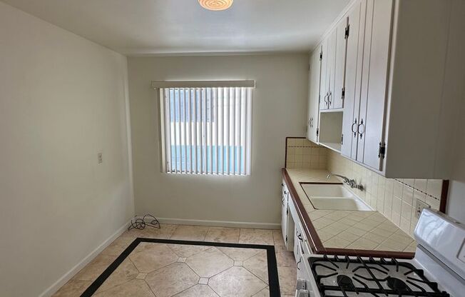 2 beds, 1 bath, $2,250, Unit 6