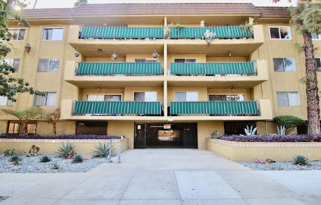 2 Bedroom 2 Bath Condo for rent on California Blvd! Top floor, XL Balcony, Large rooms, AC, Parking!