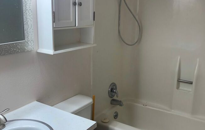 2 beds, 1 bath, $895, Unit 3