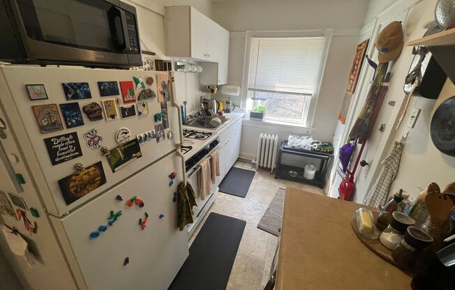 2 beds, 1 bath, 1,100 sqft, $1,350, Unit 12