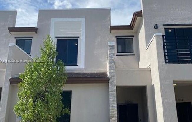 3 beds 3 baths Townhome just minutes away from Aventura Mall.