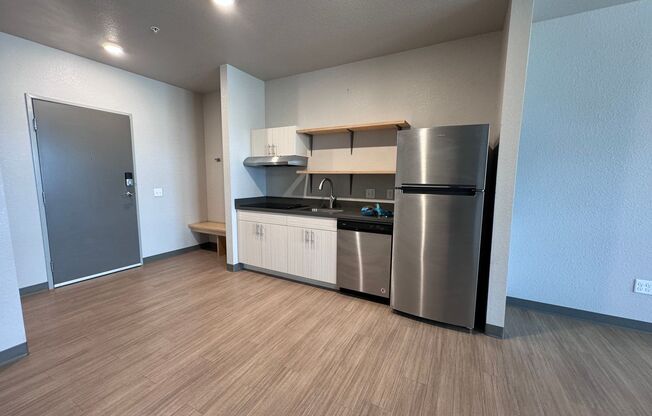 Studio, 1 bath, 734 sqft, $1,435, Unit 208